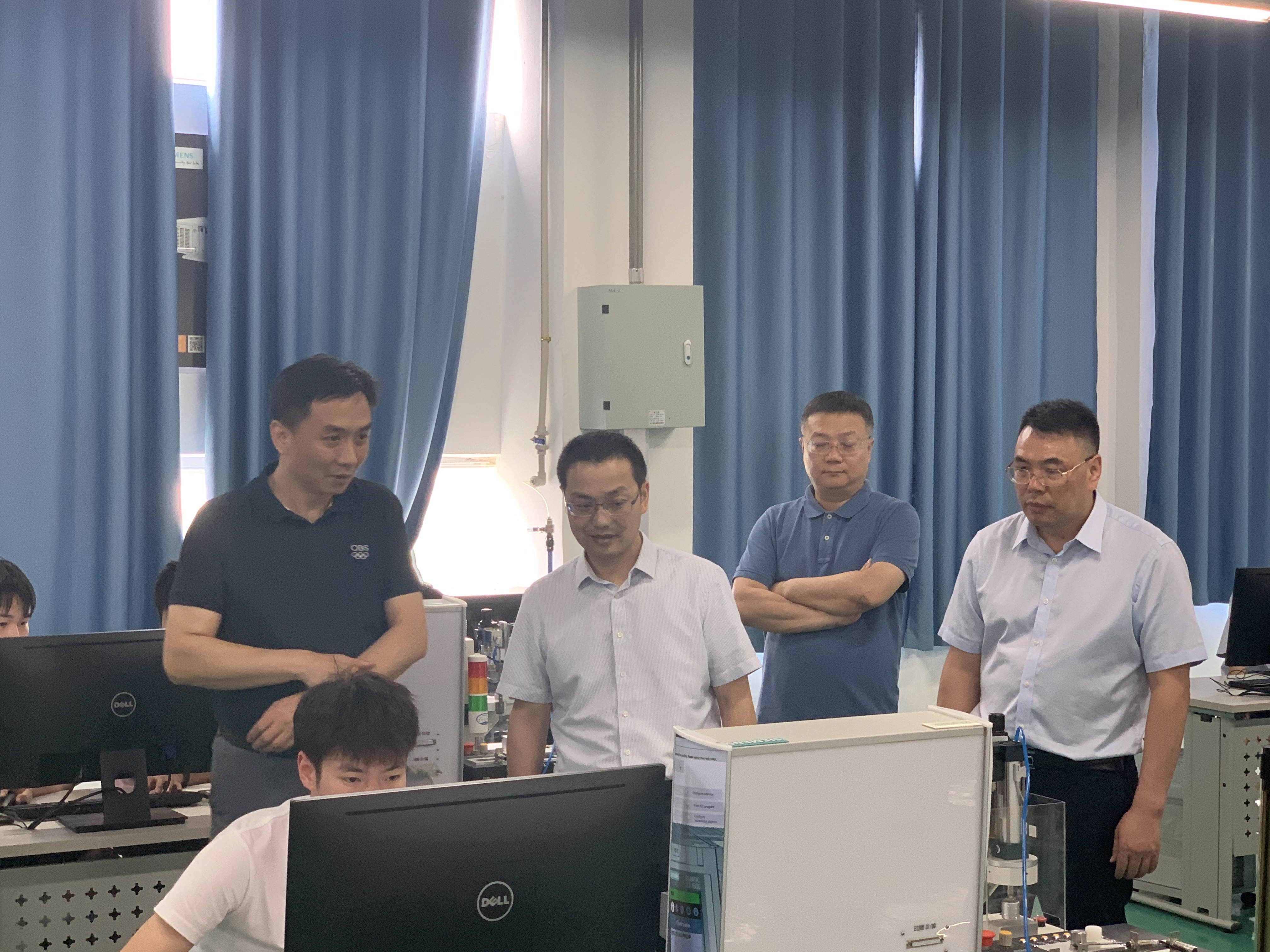 在智能制造公共实训中心参观.png