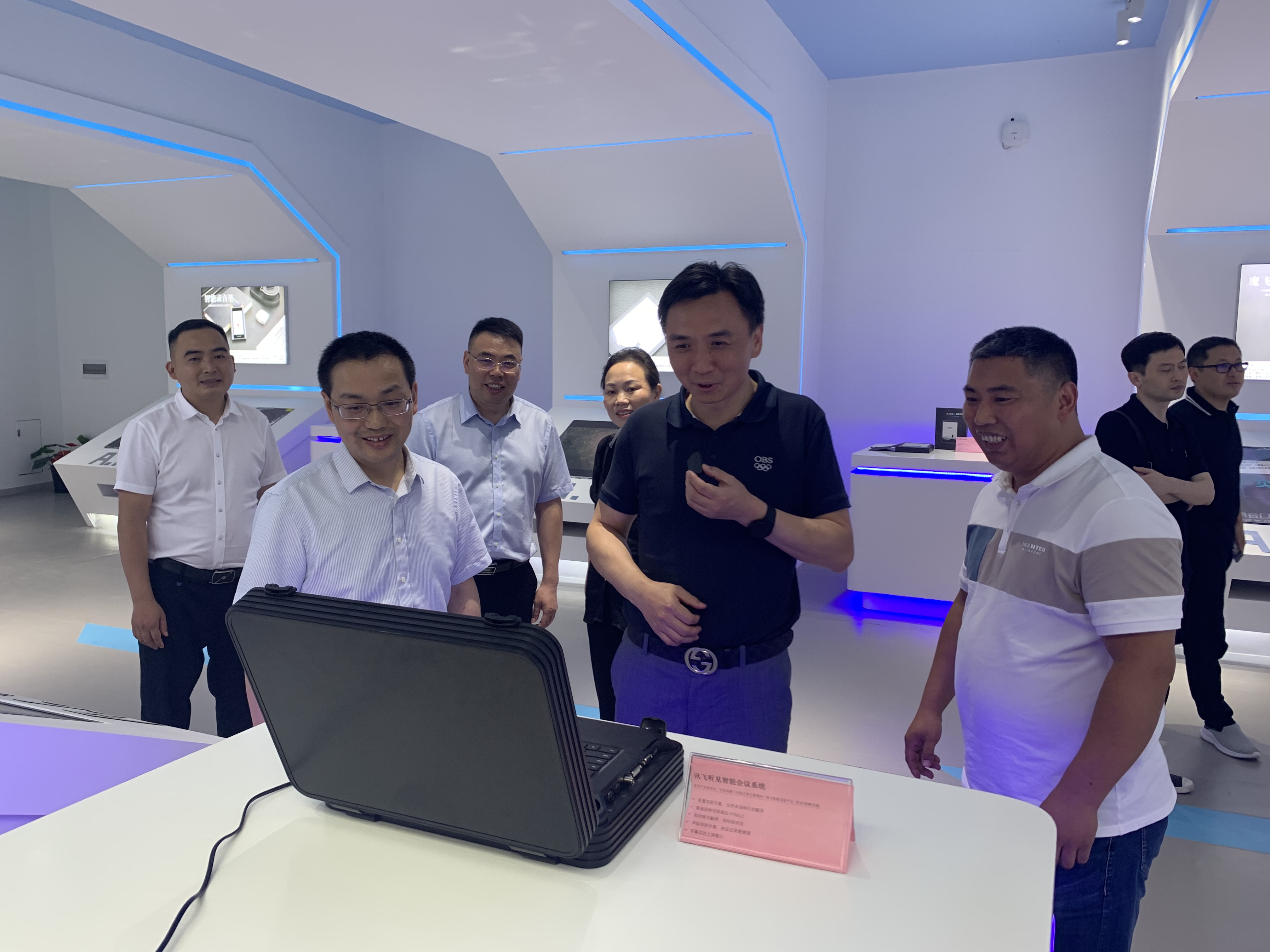 在科大讯飞大数据学院实训展厅参观.png