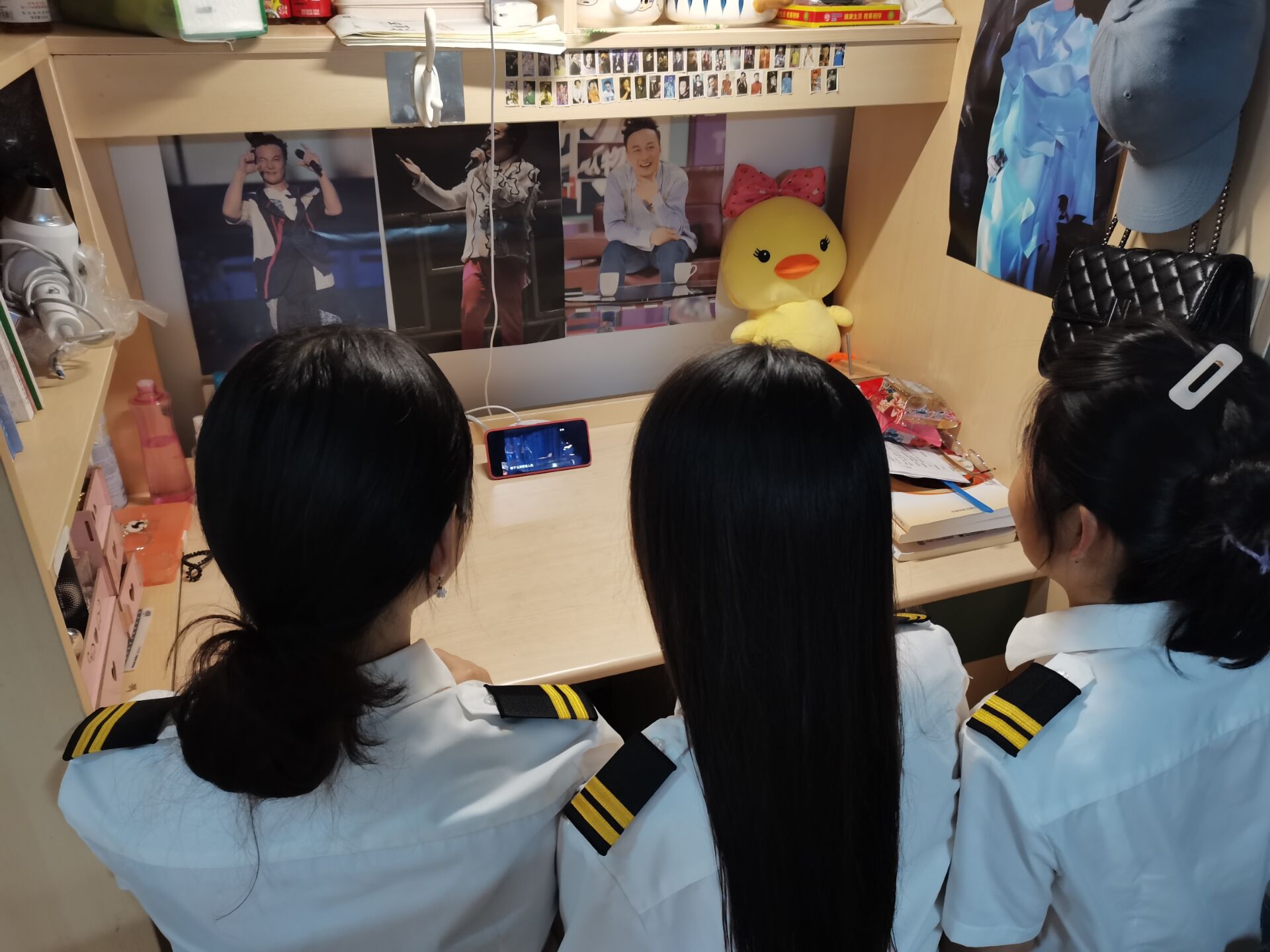 学校航空学院学生在寝室围坐一团，认真观看.jpg